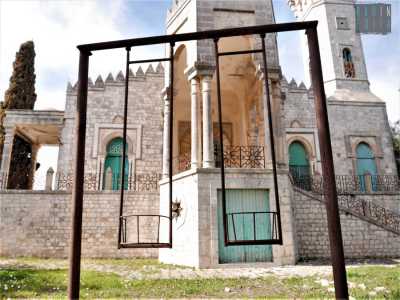 Superati due scheletri di altalene in ferro arrugginito che raccontano il passato di colonia estiva che la dimora ha vissuto, possiamo ora entrare nell�edificio